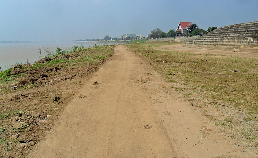 morning walk along the Mekong